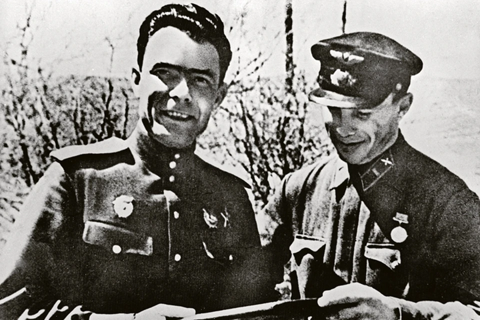 Леонид Брежнев (слева) со своим адъютантом Иваном Кравчуком - снимок сделан в 1943 году в Новороссийске, на Малой земле.