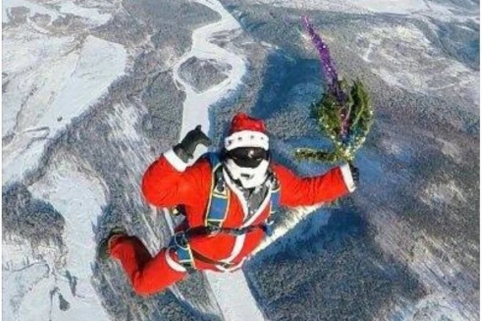 Сибирские Деды Морозы поздравили россиян с Новым годом, прыгнув с парашютами