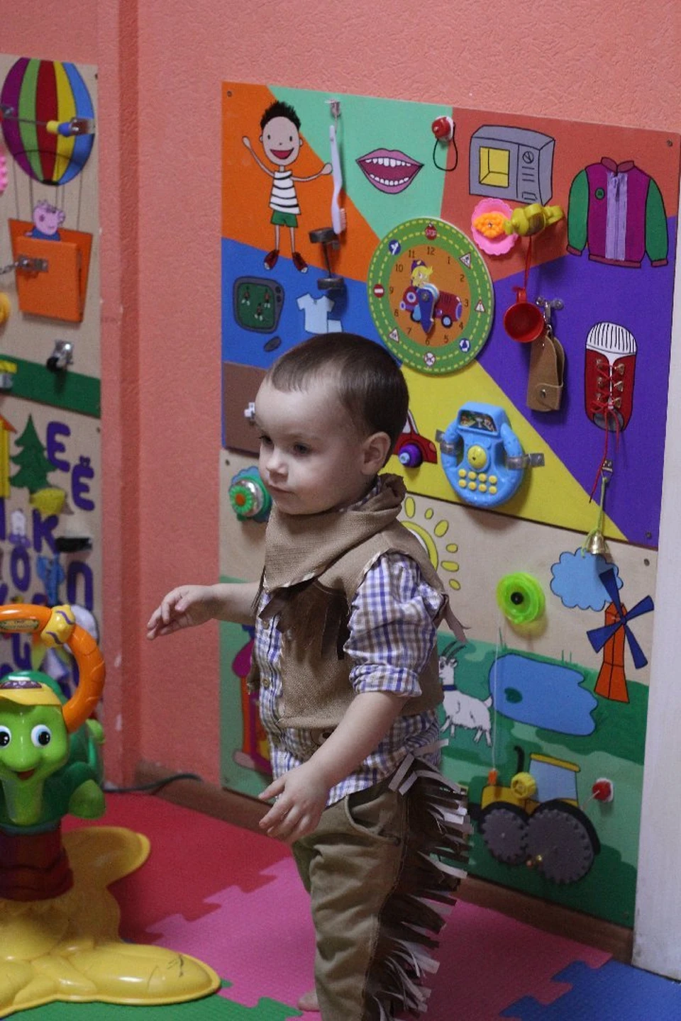 Большой популярностью в "Тарараме" пользуются тематические бизиборды, сделанные по эскизам Галины. Это такие развивающие доски с кнопочками и замочками для малышей.
