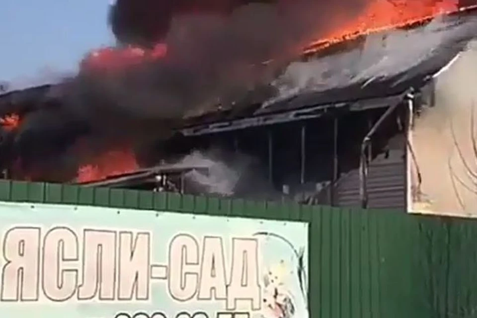 Горящее здание снимали многие очевидцы, но не все догадались позвонить пожарным Фото:скрин с видео
