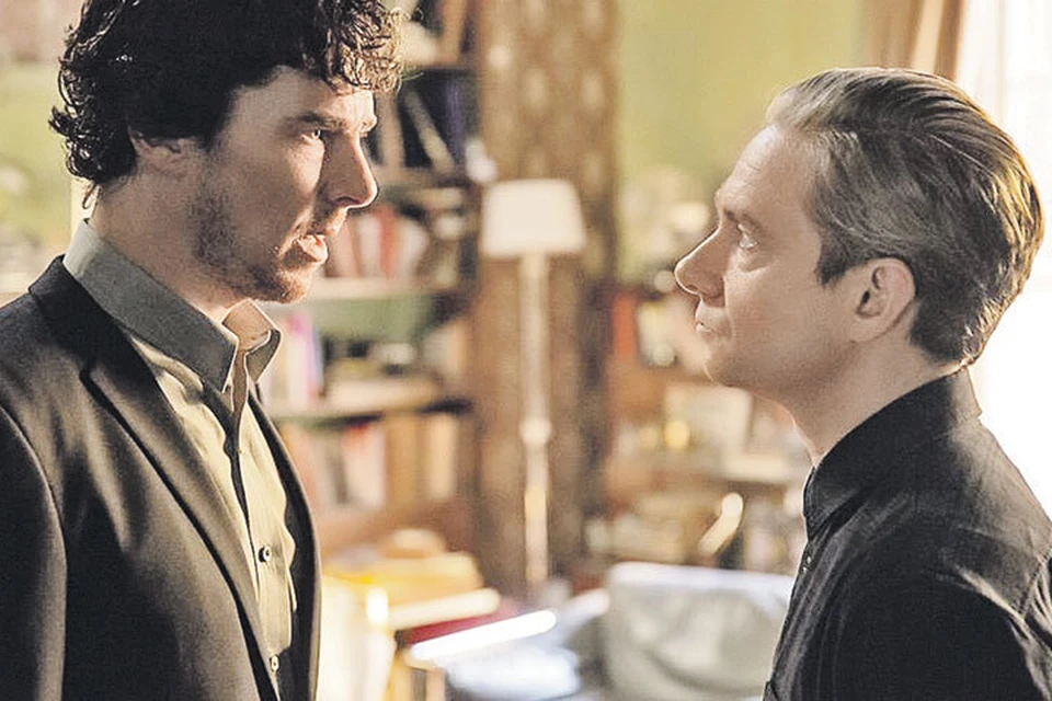 Ватсон (Мартин Фримен, справа) считает себя другом Холмса, но, по мнению Камбербэтча, сыщик воспринимает доктора не как товарища, а как оруженосца. BBC One