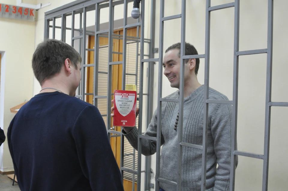 Дмитрий Щепетков пришел на заседание с маленькой красной книжкой - УПК РФ.