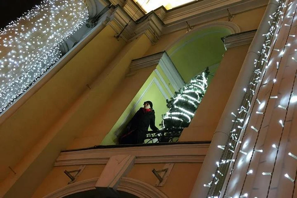 Полицейские испугались за актрису на краю балкона. Фото: страница в Facebook актрисы Teatr Post Юлии Люстарновой