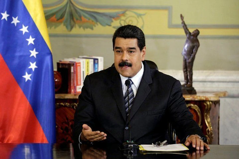 Венесуэльская Премия Мира представляет собой статуэтку незабвенного «команданте» Уго Чавеса, как у Мадуро за спиной