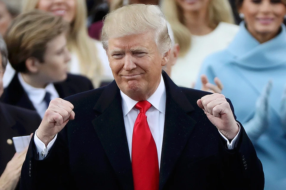 На церемонию инаугурации 45-й президент США явился в ярко-красном галстуке.