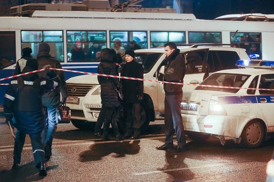 На месте, где был застрелен подозреваемый, работают эксперты. Фото: Андрей Махонин/ТАСС
