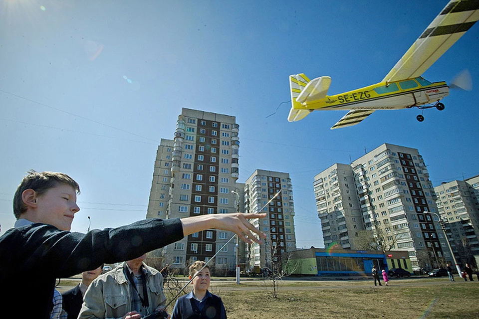 Ученики кружка авиамоделистов во время испытания своих моделей. Фото ИТАР-ТАСС/ Алексей Николаев