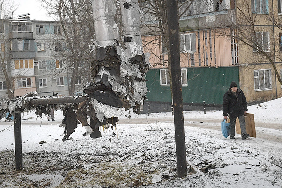 Февраль 2017 года. Подвергшиеся обстрелам дома Киевского района Донецка покидают жители.