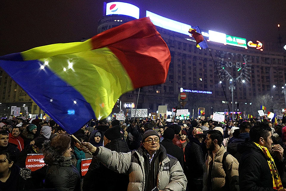 Участники протестов в центре Бухареста.