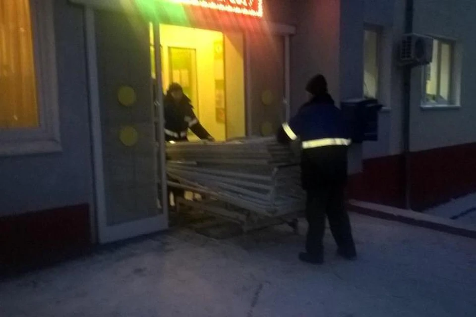 Дом престарелых сейчас закрыт на карантин. По территории усадьбы, толкая вперед инвалидные коляски, груженные тюками с постельным бельем, полотенцами и матрацами, снуют местные работники.