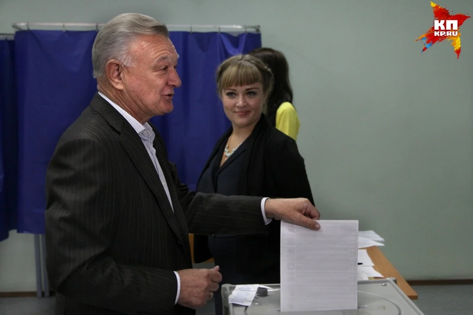 Олег Ковалев голосует на сентябрьских выборах в Госдуму.