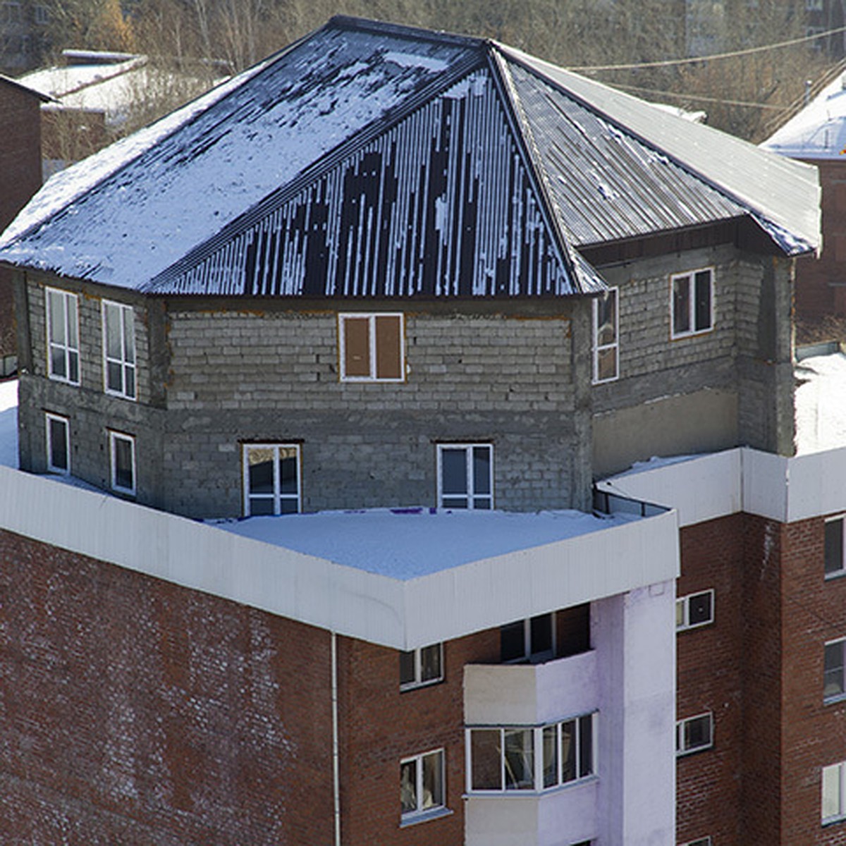 Дом на крыше многоэтажки Иркутск