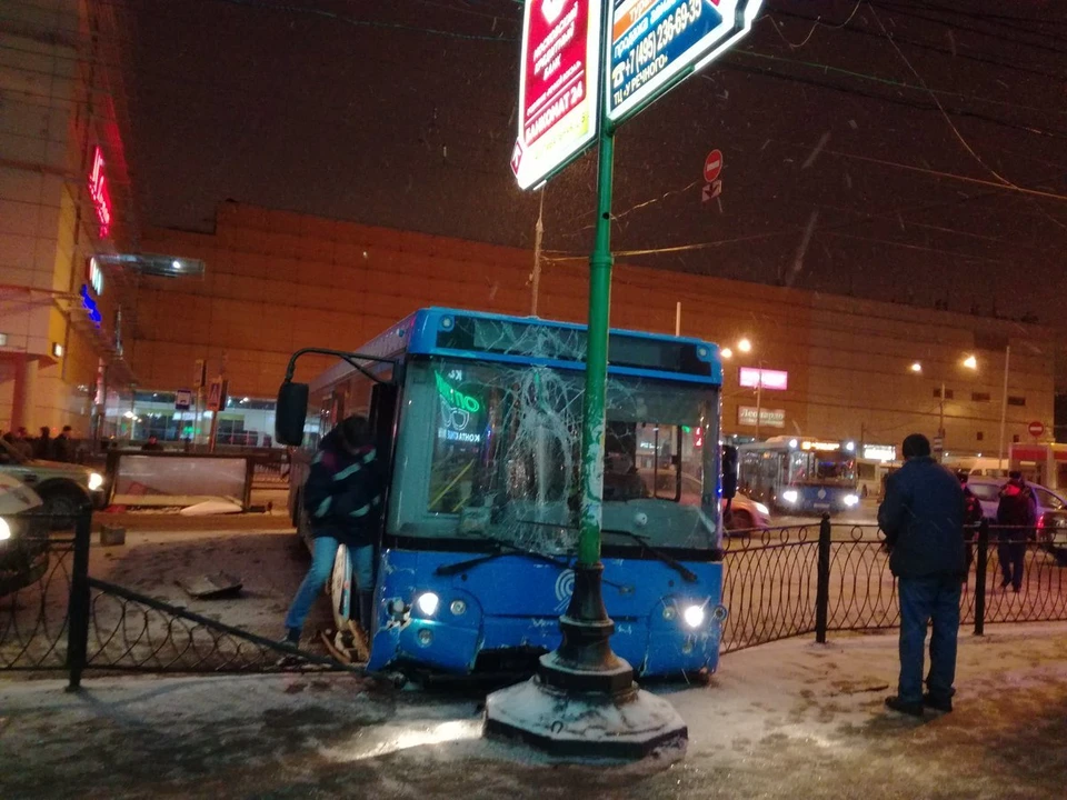 Автобус врезался в столб рекламного щита