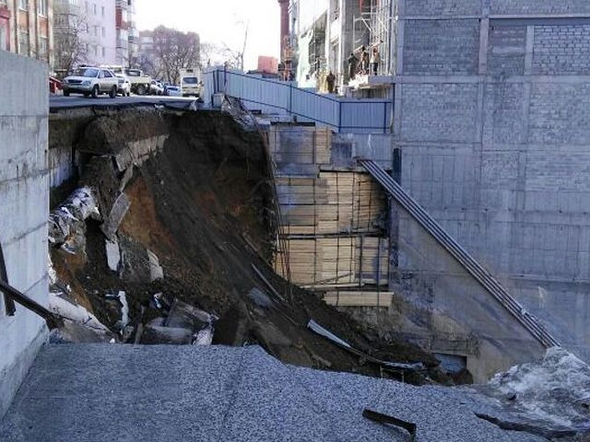 На улице Станюковича во Владивостоке обвалилась подпорная стена - KP.RU