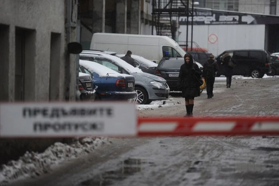 Москвичи могут оформить бюджетную субсидию на установку шлагбаумов в своих дворах.