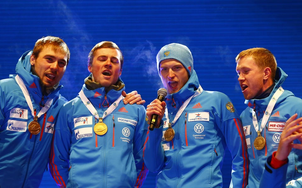 Наши чемпионы мира не растерялись и спели современный гимн России сами.