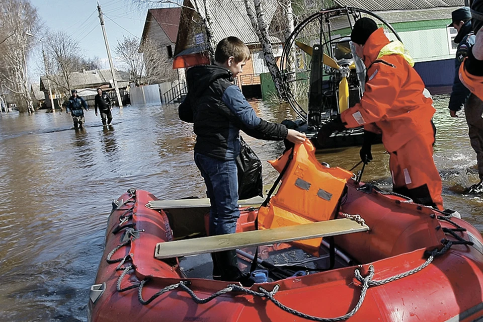 Наводнения в 2016 году стали настоящим испытанием для всех федеральных и региональных служб... Фото: Максим ГРИГОРЬЕВ/ТАСС