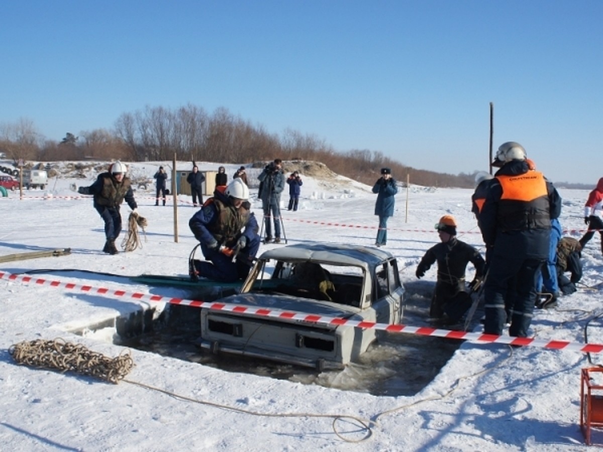 Амурские спасатели тренировались вытаскивать машины и людей из-подо льда -  KP.RU