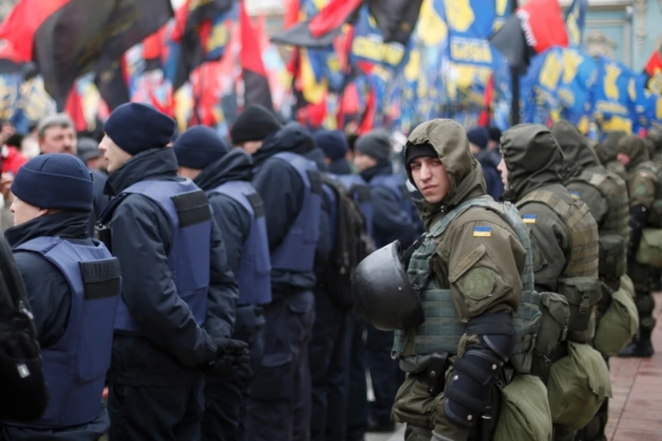 Обычно почти с каждого такого патриотического марша, вот уже скоро как три года, радикалы уходят на Донбасс. Автор: Anatolii Stepanov. Zuma\TASS