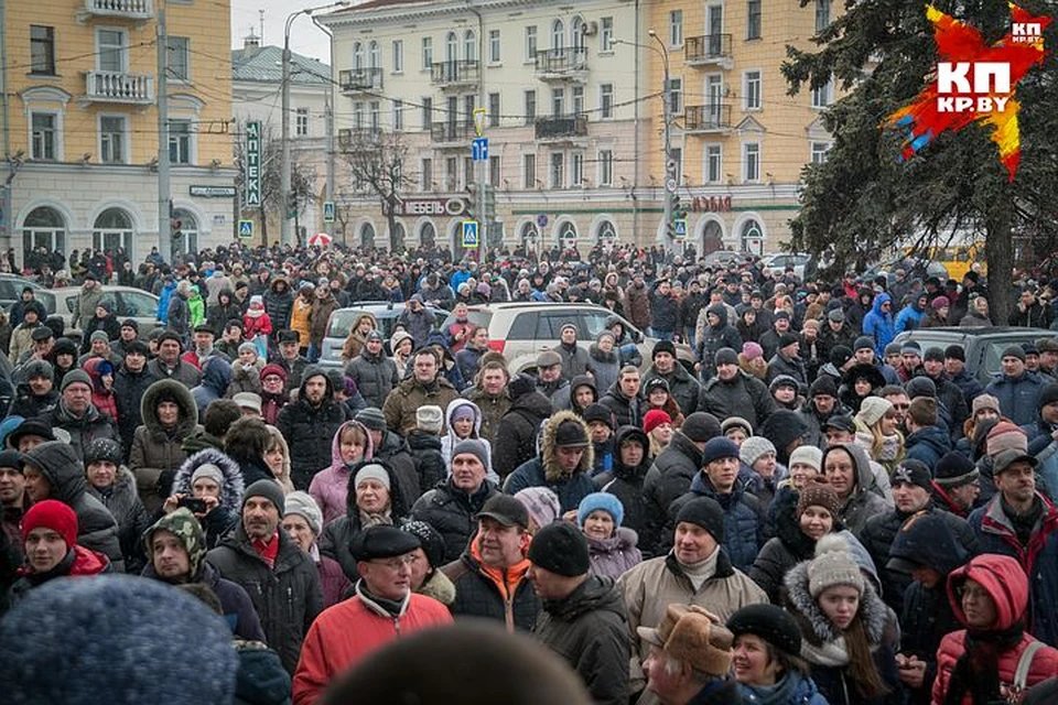 В Витебске нетунеядцы прошли стихийным маршем через центр города. Фото: Роман ПРОТАСЕВИЧ