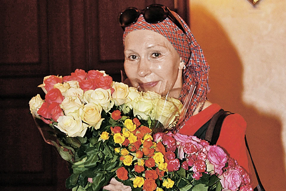 Татьяна Васильева отмечает свой юбилей на сцене. Лучший подарок для актрисы - цветы и аплодисменты зрителей.