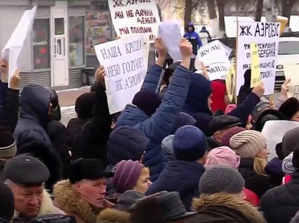 Первый пикет обманутых дольщиков пытались разогнать спецтехникой, на втором - кормили полевой кухней.