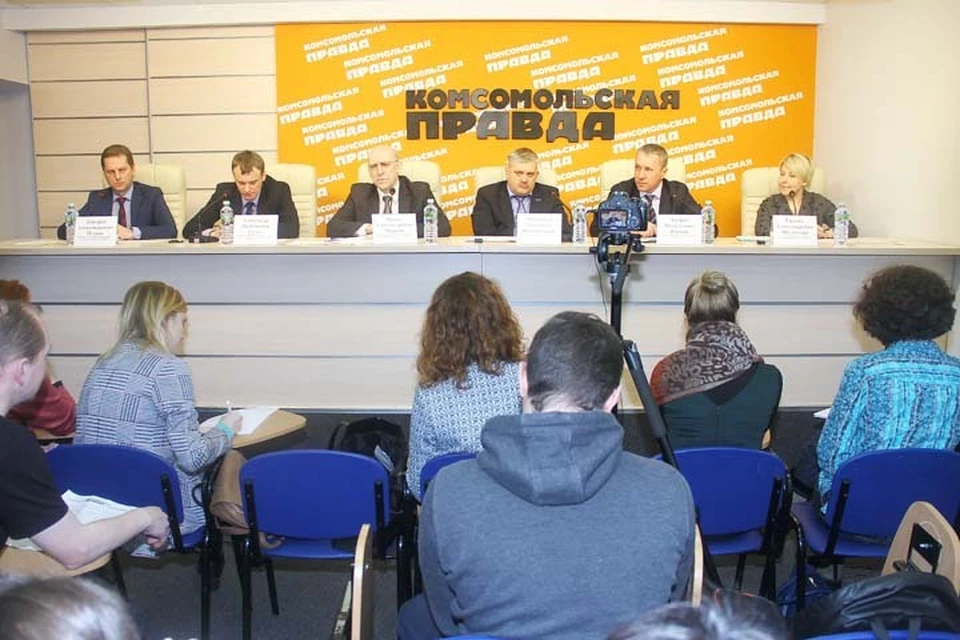 «Марафон ЖКХ» в пресс-центре «Комсомольской правды» (слева направо): Дмитрий ПЕТРОВ, Александр ГУСЕВ, Павел МАРКОВ, Александр КОТЕЛЬНИКОВ, Андрей ЖИЖИН, Галина ШУЛИМОВА.