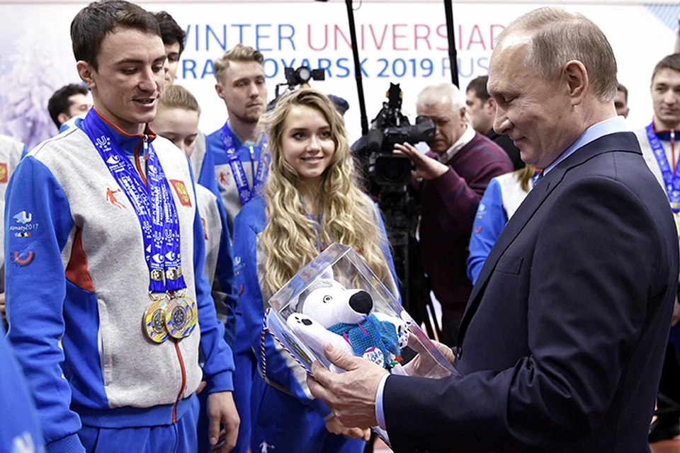 Во время визита Владимира Путина в Красноярск ему подарили игрушечную лайку – символ зимних студенческих игр