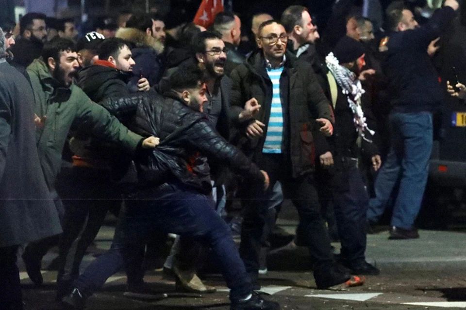 Около 2 тысяч членов турецкой общины в Роттердаме устроили акцию протеста рядом с диппредставительством Турции