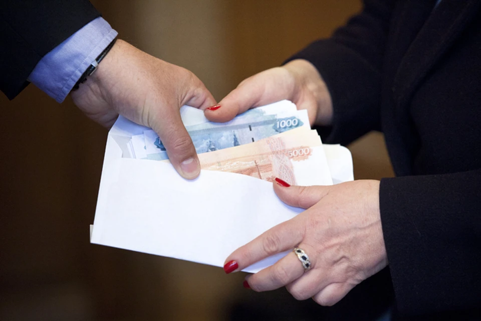 По данным Минфина, до 5 трлн рублей в год платится в конверте