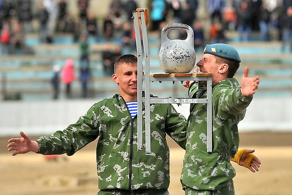 Показательные выступления. Показательное фото. Спорт спецназа 5 букв. Зачем делают показательные выступления спецназа на мероприятии. Девушки в китайском спецназе показательные выступления.