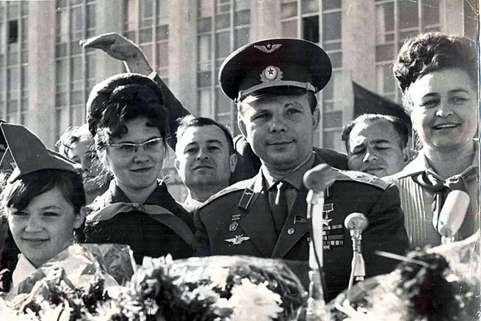 Последнее фото гагарина. Космонавт 1961 Гагарин. Гагарин пионеры 1961.