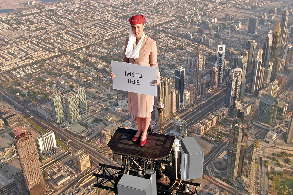 В рамках рекламной кампании стюардесса Emirates взобралась на самый выский в мире небоскреб "Бурдж Халифа" в Дубаи. Фото: Global Look Press