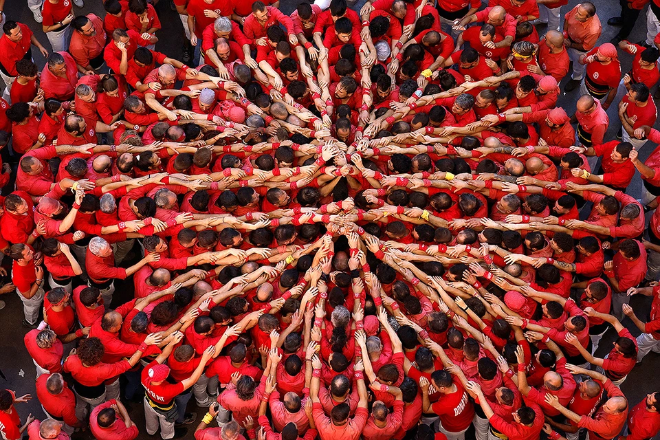 В Тарагоне, Каталония, прошел традиционный фестиваль "кастелей" - башен, возводимых из людей. Команды соревновались в сложности и высоте сооружений. Фото: REUTERS