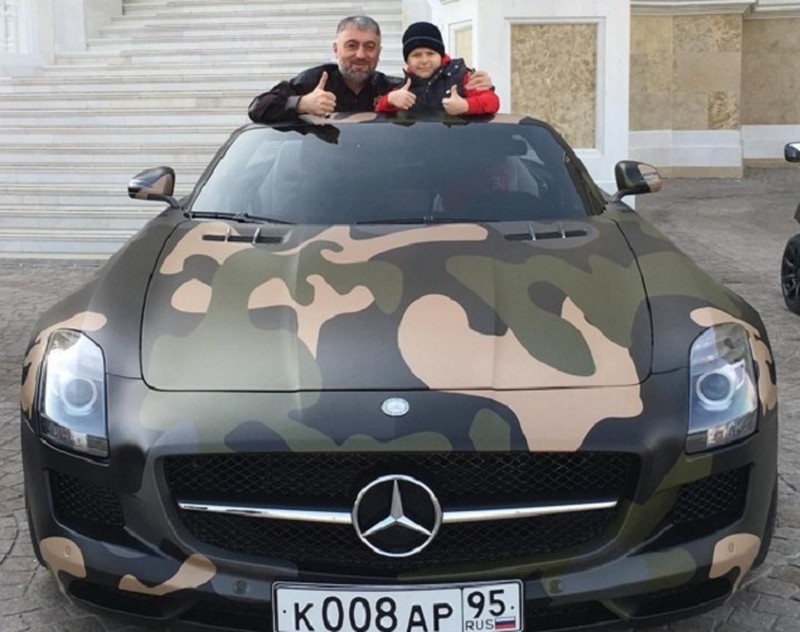 Автомобиль который Адам Делимханов подарил Адаму Кадырову. Фото: Instagram Адама Делимханова.