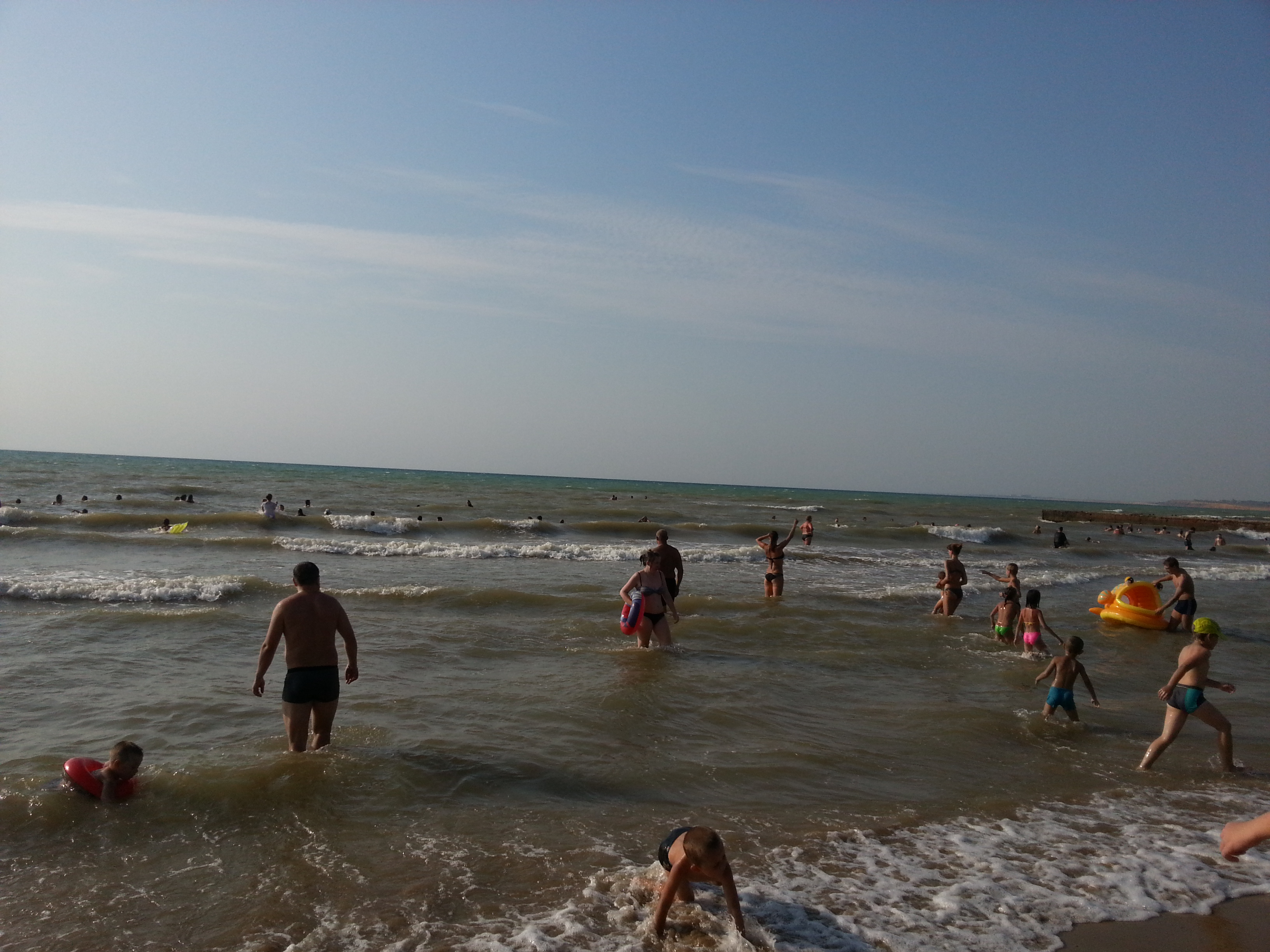 Песчаное родители любят за мелкие, песочные пляжи. Отличное место, чтобы научить малыша плавать.