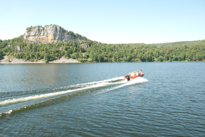 Чтобы разбить палатку в уединенном месте, можно прокатиться на катере на другой берег. Фото: Андрей КУЗЬМИН.