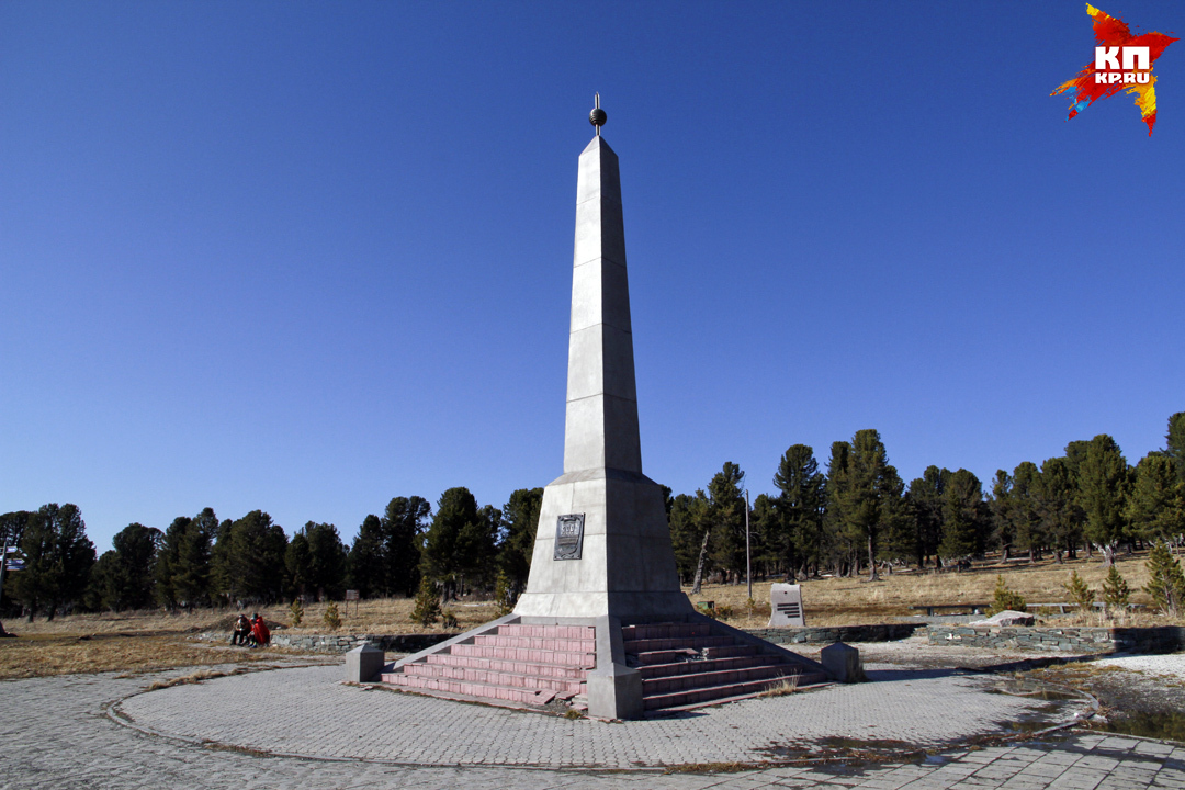 Семинский перевал. Обелиск в честь 200-летия добровольного хождения Горного Алтая в состав России