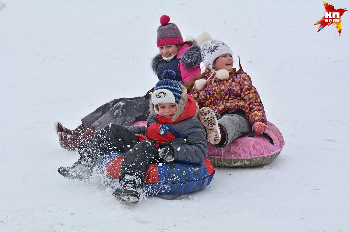 Катание на "ватрушках" - отличная забава для малышей!