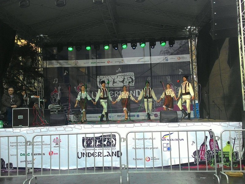 Куда же без народных танцев?