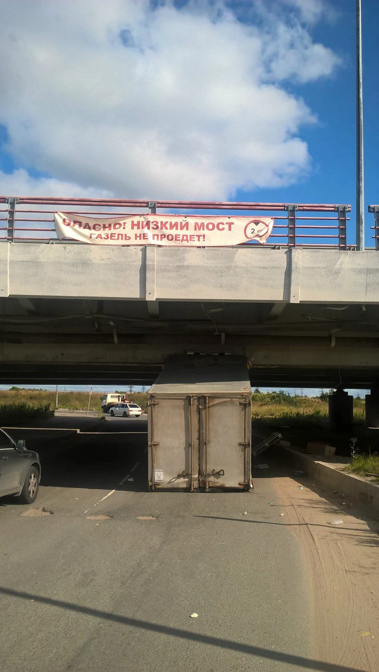 С начала года под мостом в Петербурге, где «Газель» не пройдет!», застряло  одиннадцать машин - KP.RU