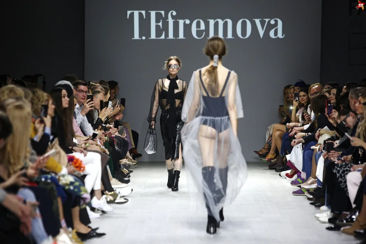 BFW-2018: Дизайнер Татьяна Ефремова показала космическую коллекцию - KP.RU