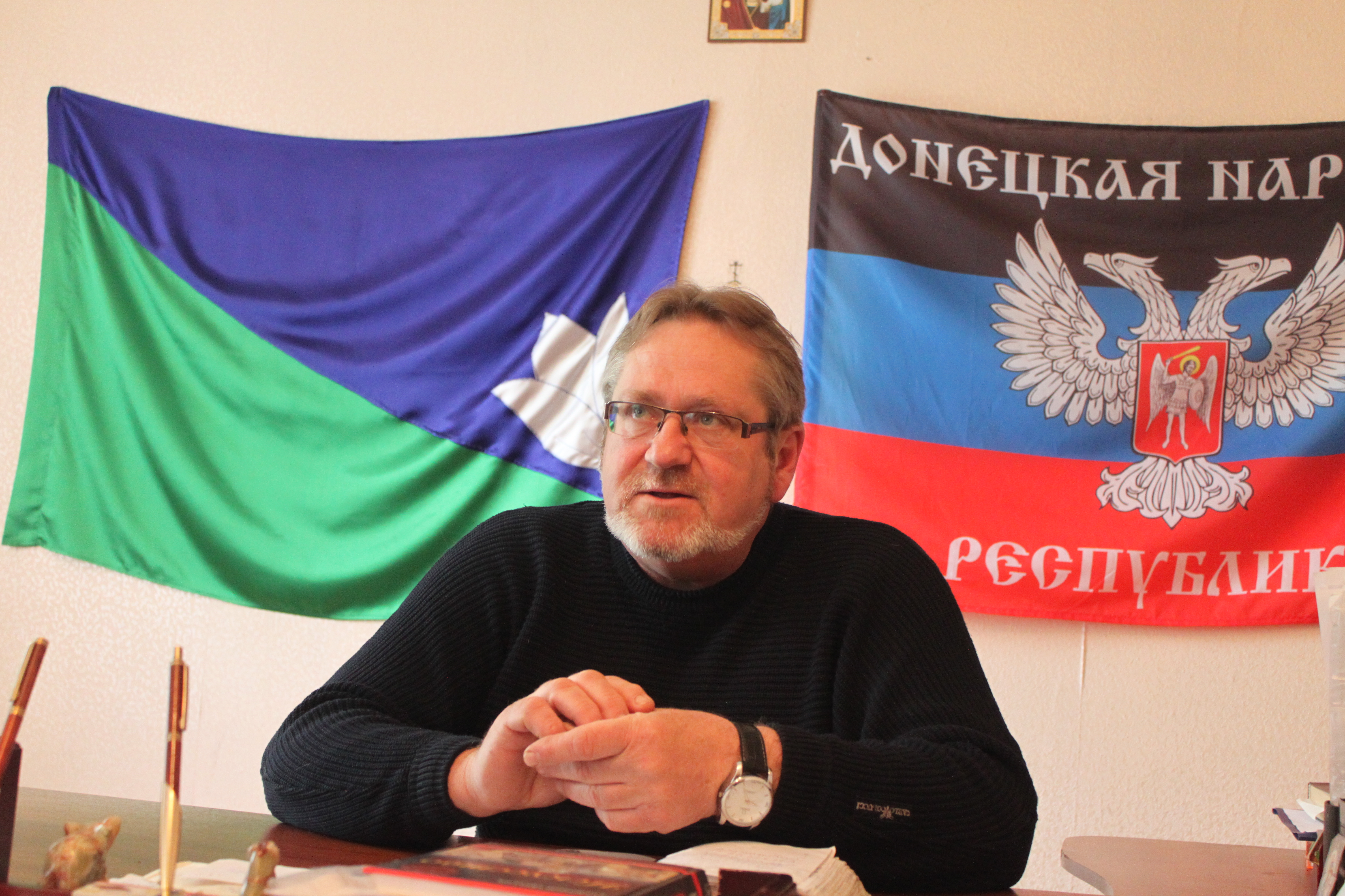 Глава администрации Зуевки Александр Шепилов гостеприимно встречает меня в своём кабинете