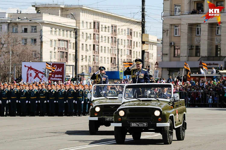 Парад в честь Дня Победы на площади Революции