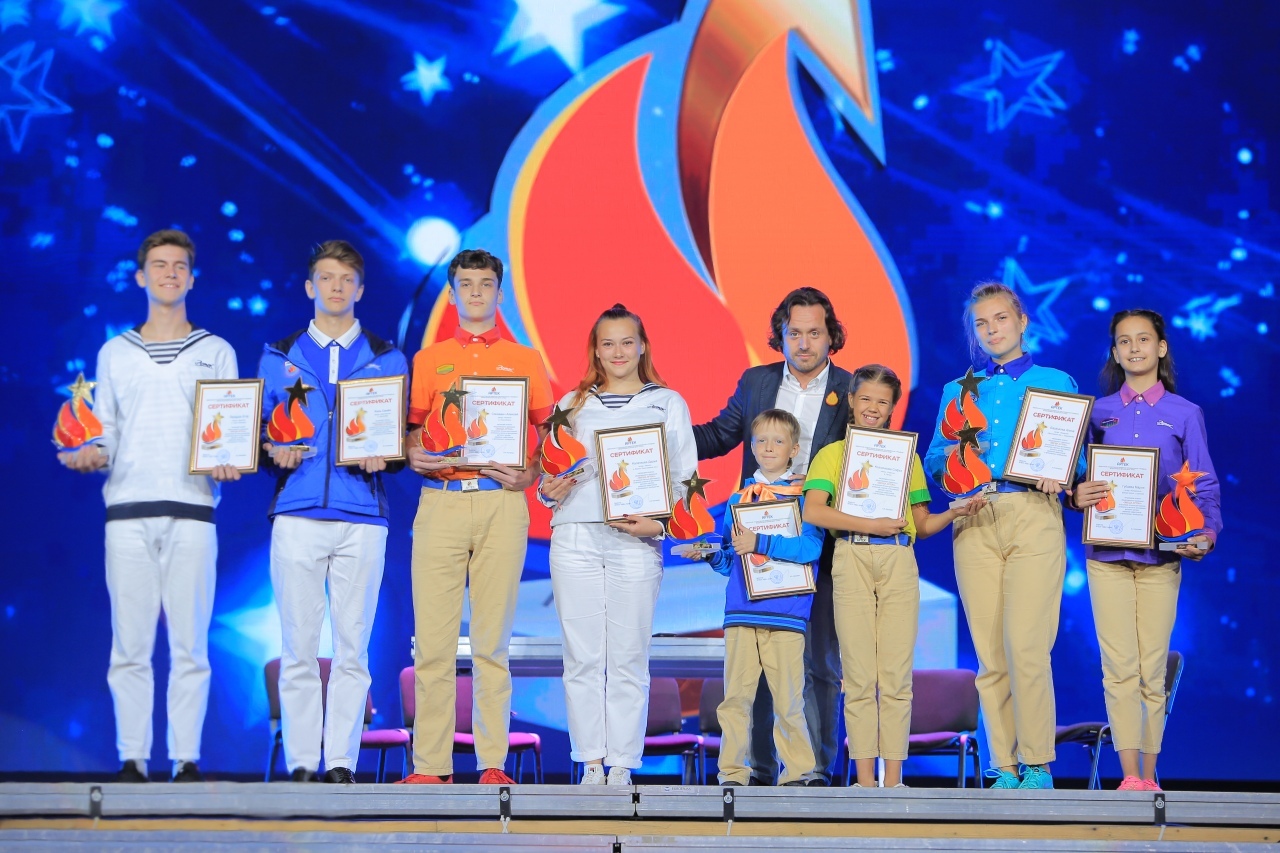 Отличившихся артековцев, выбранных общим голосованием, награждают "Звездой Артека". Фото: пресс-центр МДЦ «Артек».