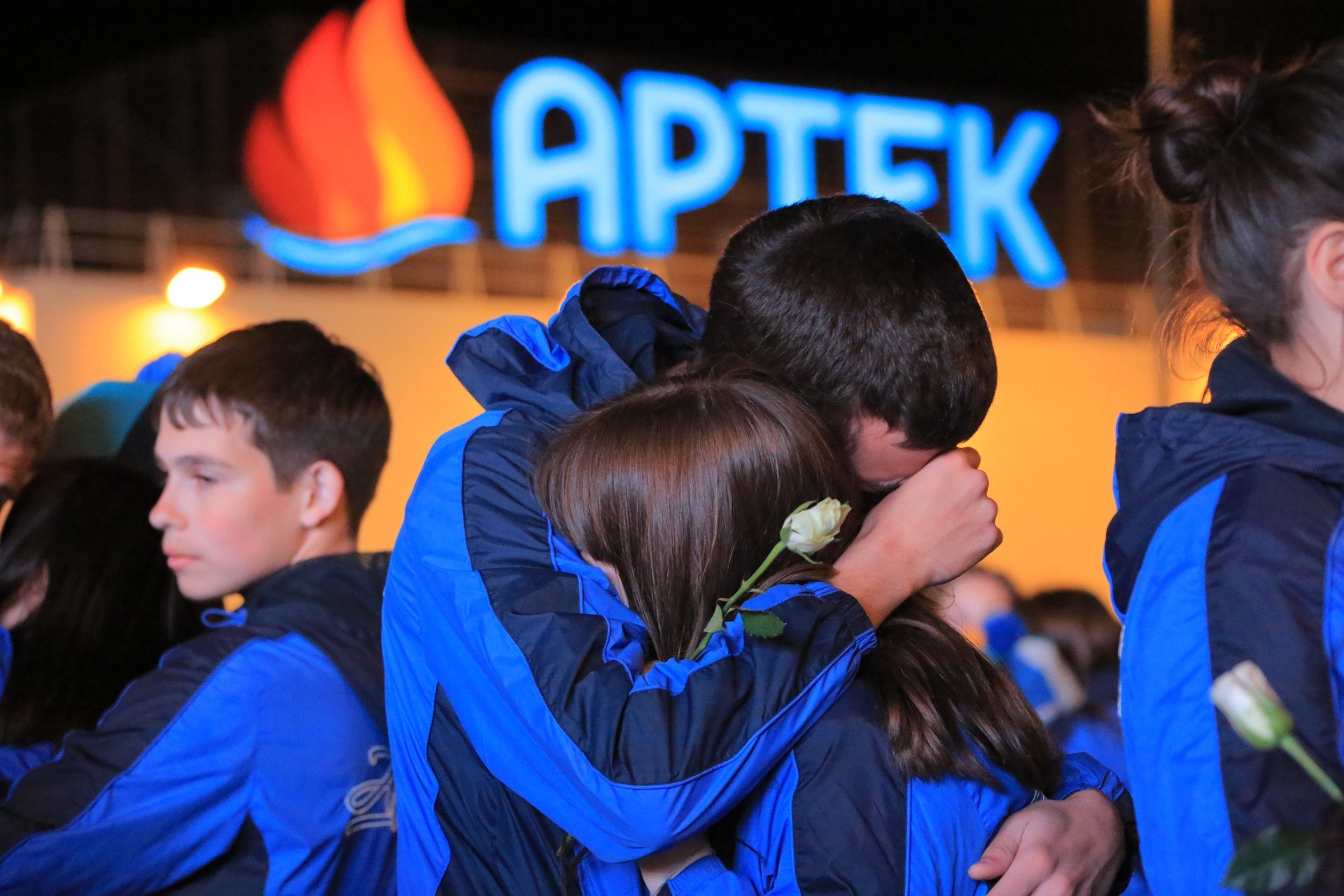 Мальчики на финальной встрече в последний день смены дарят девочкам розы. Фото: пресс-центр МДЦ «Артек».