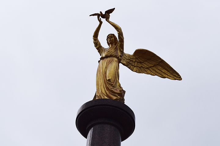 Вот такой ангел-хранитель встречает гостей парка