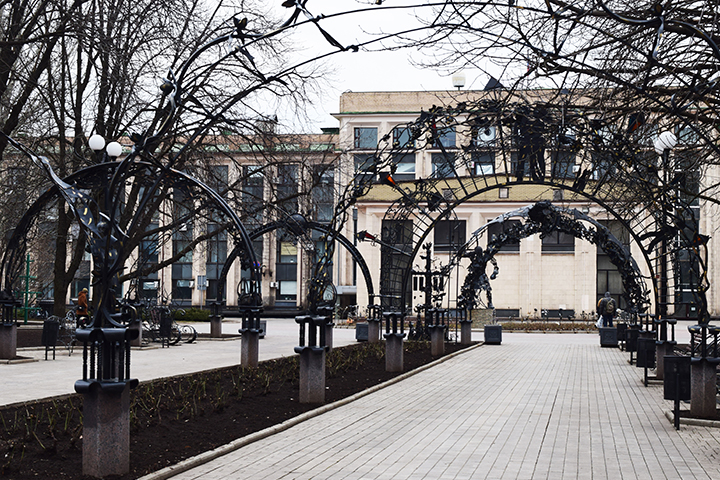 Особая атмосфера делает парк кованых фигур поистине уникальным местом