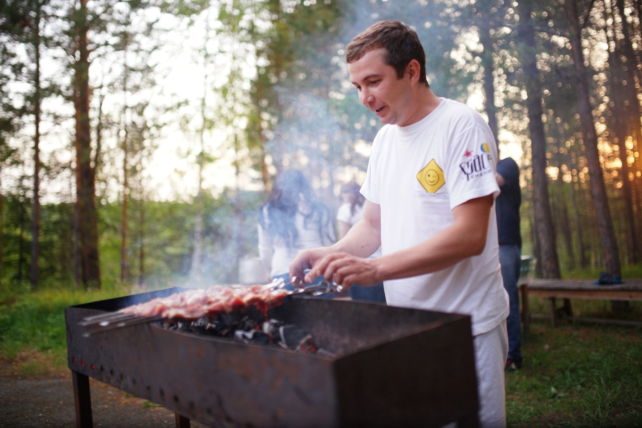 Часто вместе с арендой беседки в подарок выдается мангал, шампуры и уголь