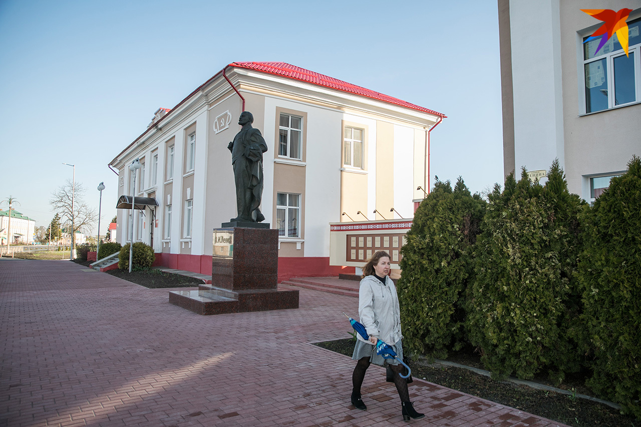 В лучах утреннего солнца поселок кажется пустым, нет ни машин, ни людей.